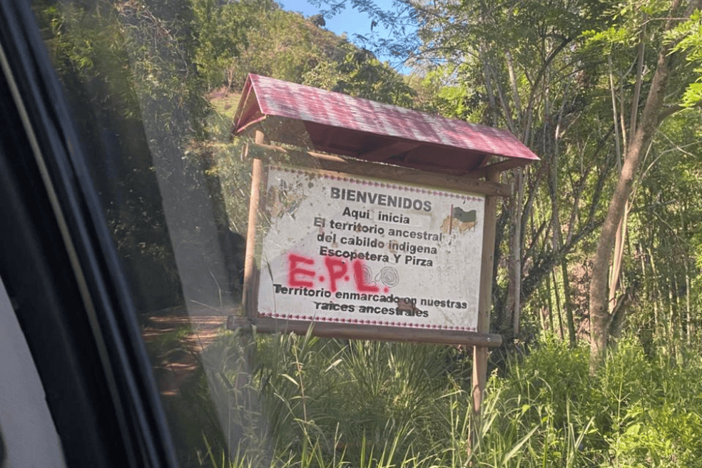 Grafitis del EPL en carreteras de Riosucio (Caldas).