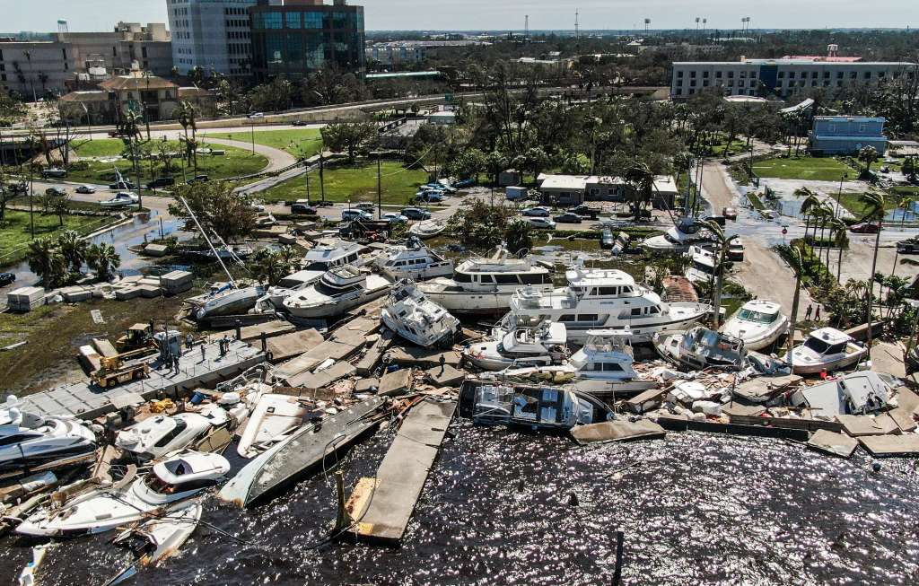 Fort Myers (United States), 29/09/2022.- An aerial photo made with a drone shows damage in the wake of Hurricane Ian in Fort Myers, Florida, USA, 29 September 2022. Hurricane Ian came ashore as a Category 4 hurricane according to the National Hurricane Center and is nearing an exit into the Atlantic Ocean on the East Coast of Florida. (Estados Unidos) EFE/EPA/TANNEN MAURY