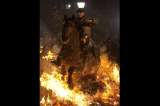Caballos y jinetes desafían al fuego en fiesta ancestral española