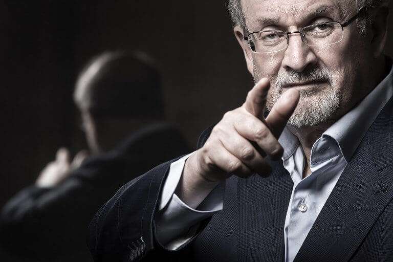 Salman Rushdie, quien fue condenado a muerte por el ayatollah Ruholá Jomeini luego de haber escrito "Los versos satánicos". / Afp