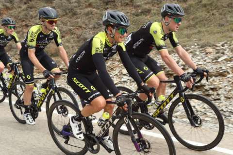 Esteban Chaves sobre la etapa 6 de la Vuelta: “Fue un día duro y de mucho frío”