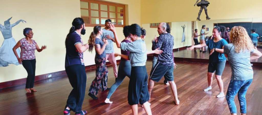 El propósito de este taller es sumergir a los participantes en una experiencia de investigación creativa que explora la intersección entre el cuerpo, la danza-teatro y el movimiento.