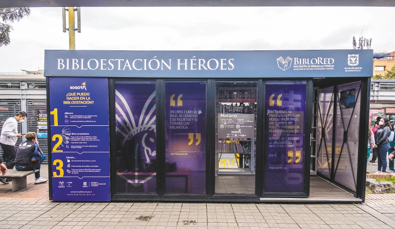 En el Sistema Masivo de Transporte Transmilenio habilitaron 12 bibloestaciones, para el disfrute de los ciudadanos.