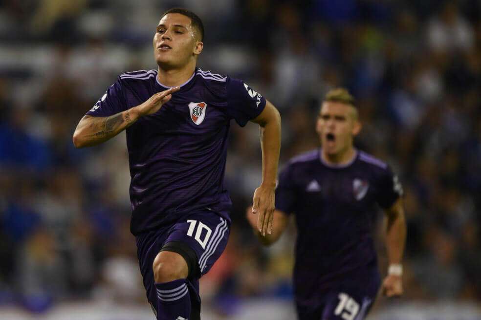 Juan Fernando Quintero celebra el gol de penalti que anotó este domingo en la cancha de Vélez. / @CARPoficial