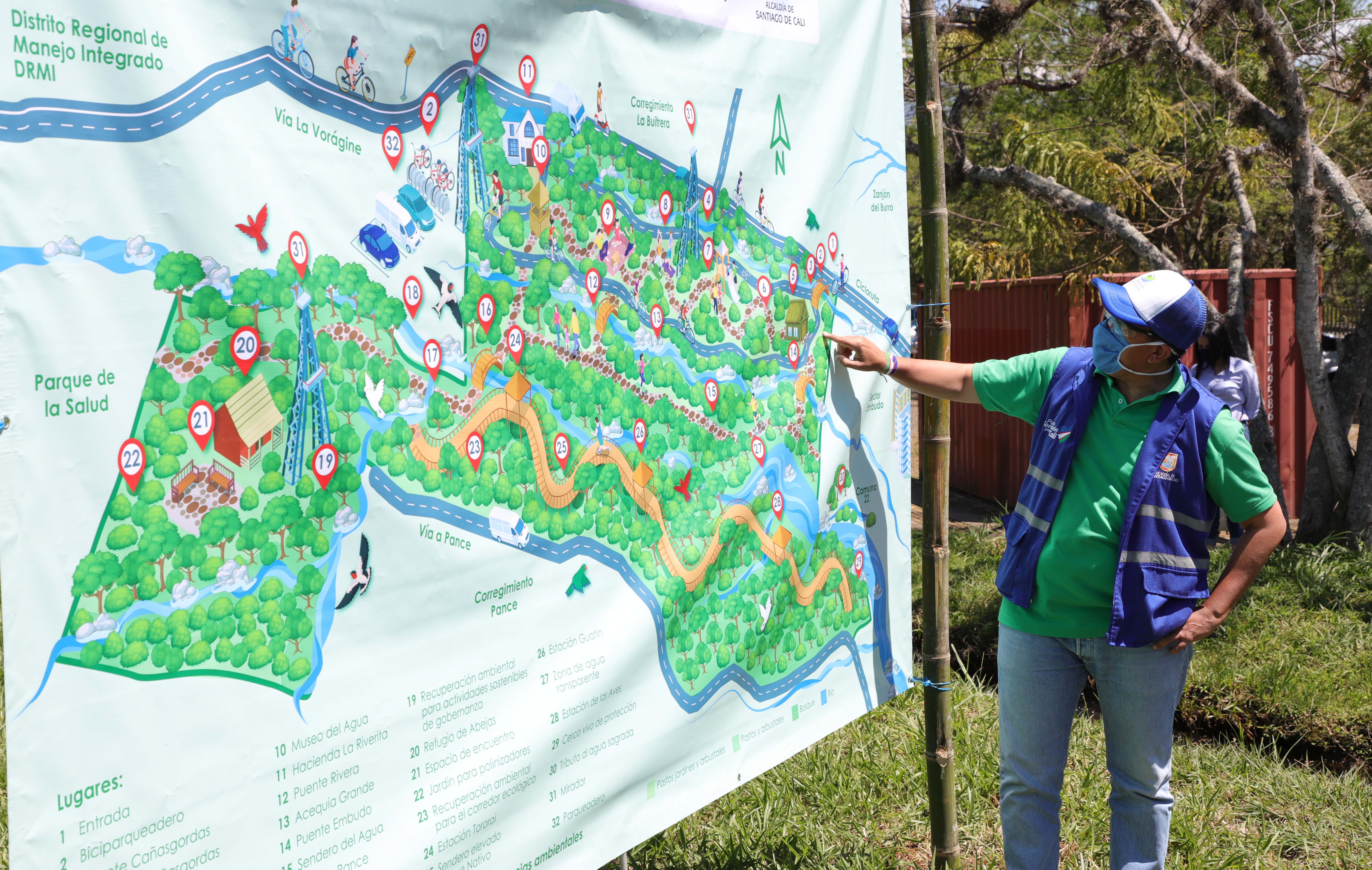 Oscar Villani, director de Dagma junto al mapa del Eco-parque Corazón de Pance.