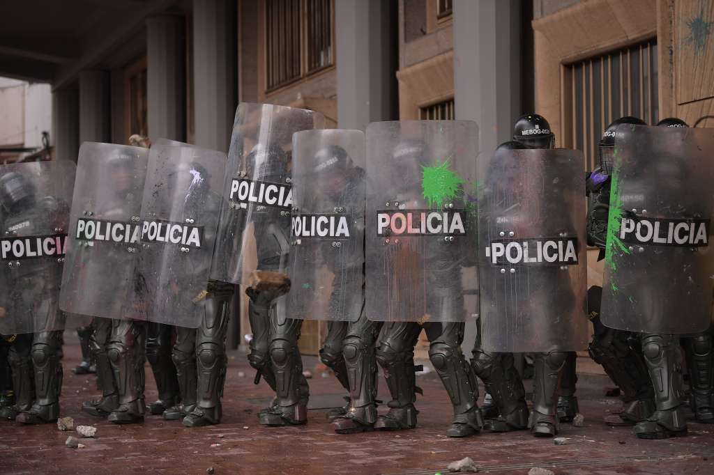 Policía firma decreto con el que vuelve el Esmad y se crea la Unidad Nacional Antidisturbios