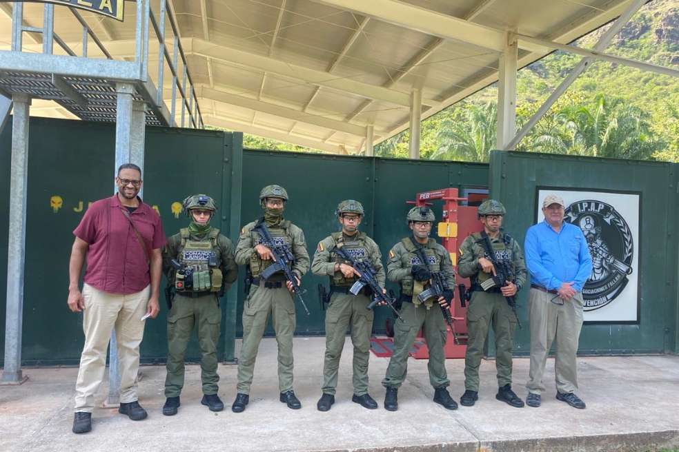 Los diplomáticos estadounidenses Jarahn Hillsman y Lance Hegerle, vinculados a la Embajada de Washington en Bogotá, se reunieron con policías colombianos de la Cenop en Tolima.