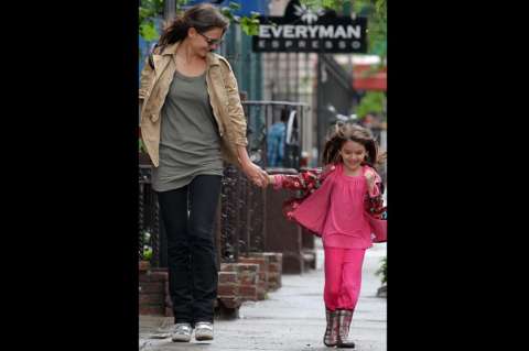 Katie Holmes se gasta US$ 49.500 en regalos para Suri