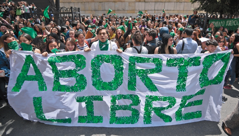 Los ponentes del debate de aborto hicieron una propuesta intermedia de despenalizar totalmente el aborto hasta la semana 24. 