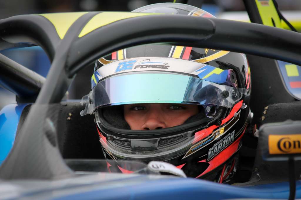Sebastián Garzón, piloto colombiano de monoplazas de apenas 16 años de edad.