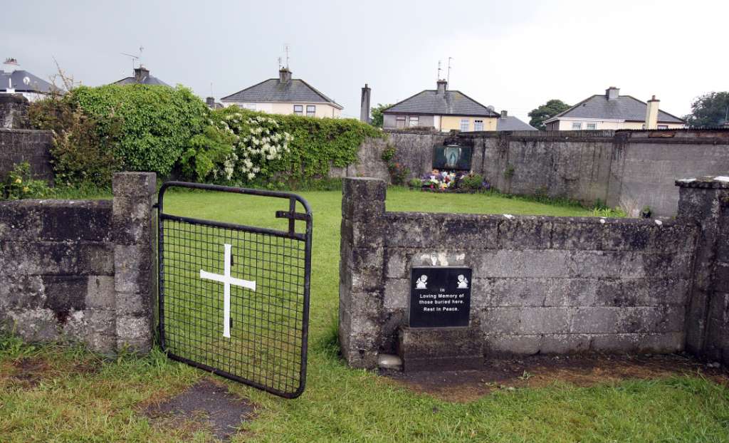Memorial por los casi 800 cuerpos de bebés hallados en un convento en Irlanda. / AFP