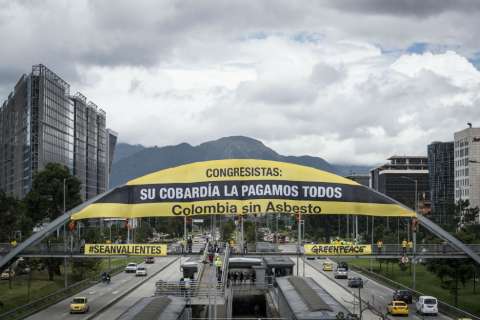 La protesta de Greenpeace en Bogotá contra el asbesto