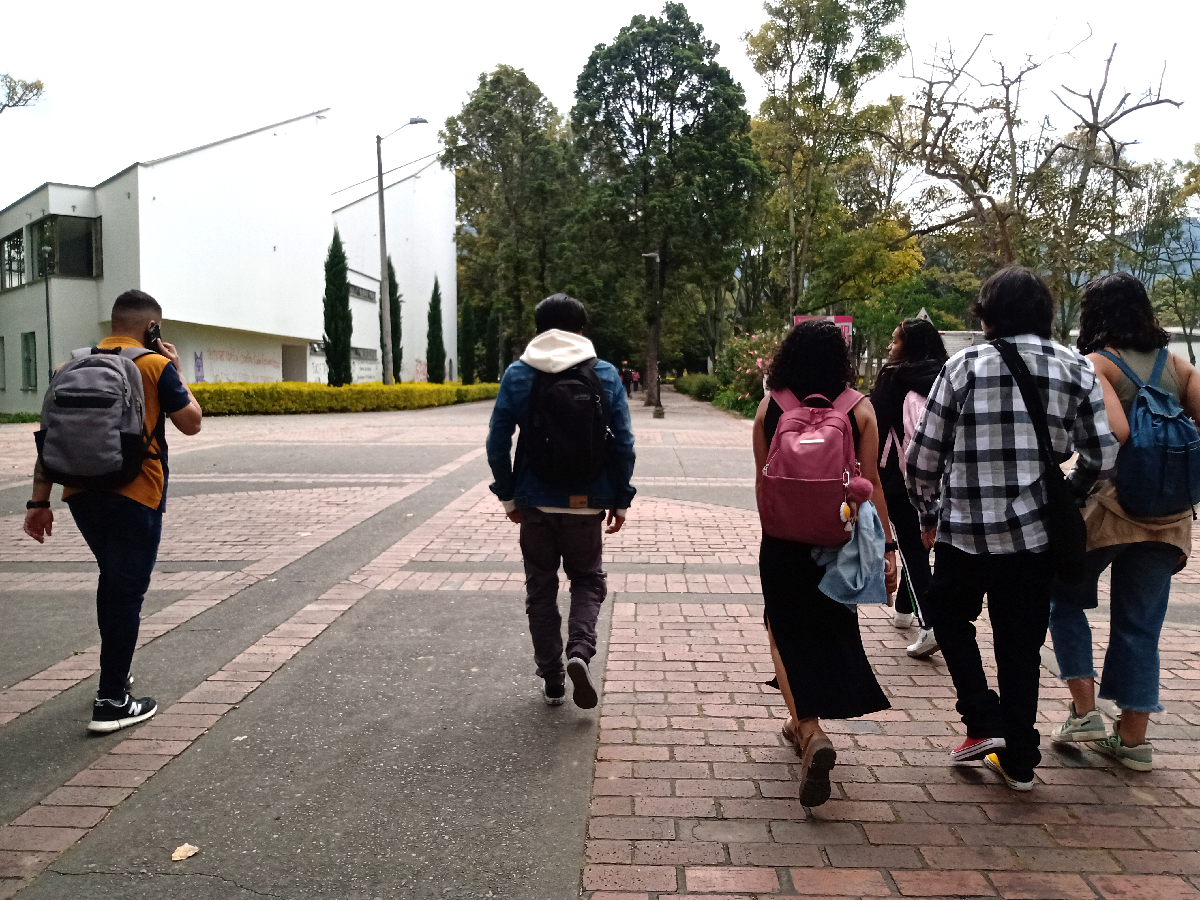 Varios aspectos de esta universidad: Estudiantes, Plaza Che Guevara y el campus.