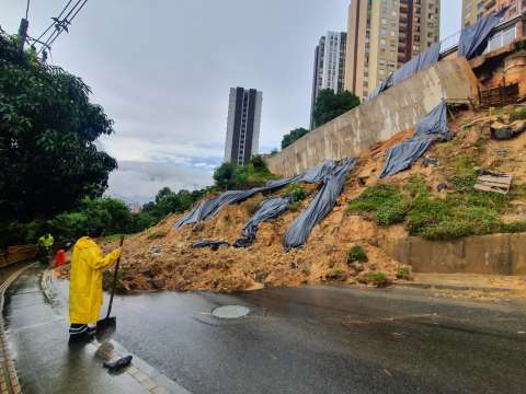 Evacúan a 68 familias de un conjunto residencial por deslizamiento en Medellín