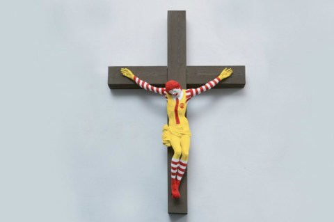 Un museo israelí va a retirar una escultura del payaso de McDonald’s crucificado