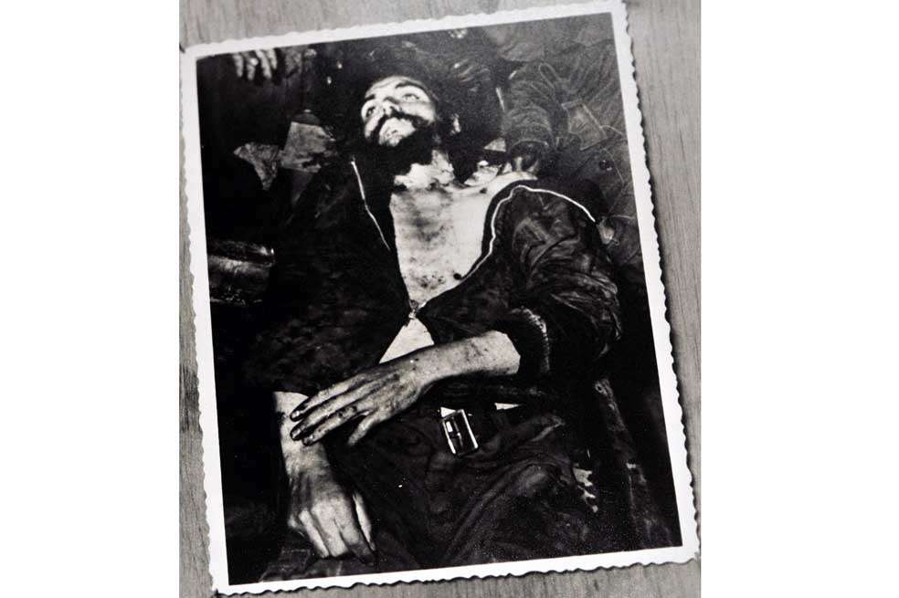 La fotografía del Che Guevara antes de ser lavado por soldados del ejército boliviano, que Villar obtuvo a través de un fotógrafo boliviano./ Archivo Villar Borda - Pamela Aristizábal