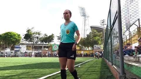 Ella es Karen Daniela Lozano, la primera arbitra de Santander con escarapela FIFA
