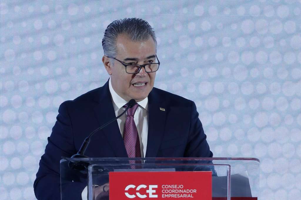 MEX1511. CIUDAD DE MÉXICO (MÉXICO), 19/06/2024.- El presidente del Consejo Coordinador Empresarial, Francisco Cervantes, participa en un encuentro de la virtual presidenta de México, Claudia Sheinbaum con empresarios, este miércoles en un hotel en la Ciudad de México (México). El sector privado alista inversiones en México por más de 42.000 millones de dólares en 2024, reveló este miércoles el presidente del Consejo Coordinador Empresarial (CCE), Francisco Cervantes. EFE/ Isaac Esquivel