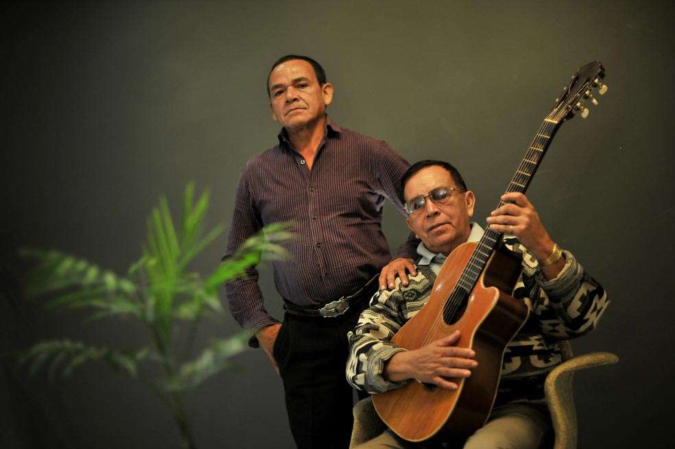 Luis Ángel - El Espectador / Abelardo Carbonó (sosteniendo la guitarra), junto a su hermano Abel.
