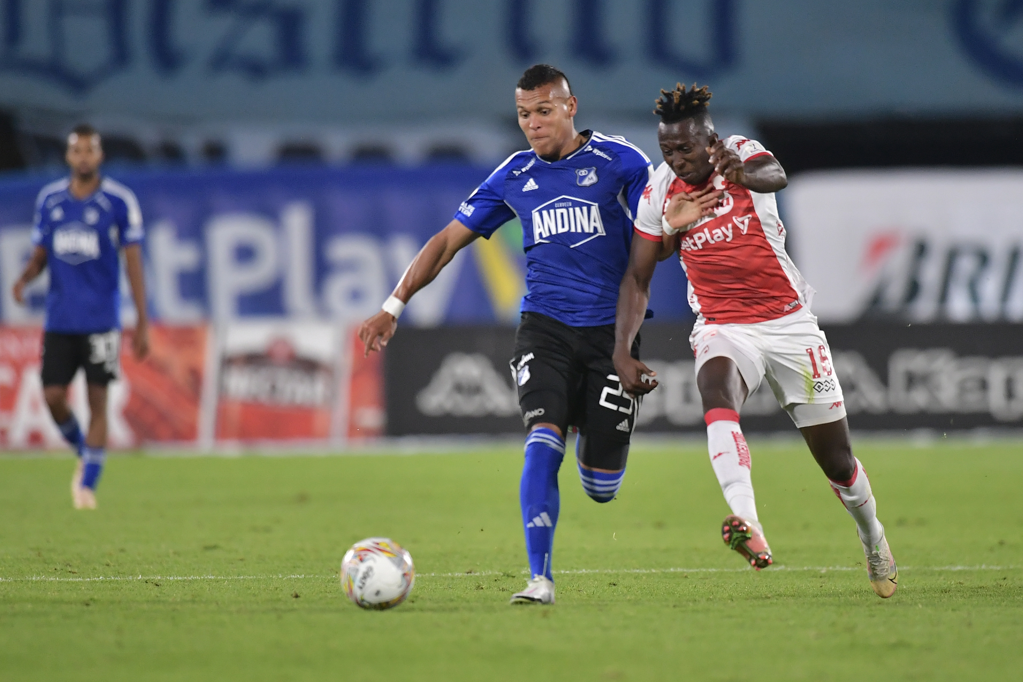 Jugadores, hinchas y partido correspondiente al clásico capitalino entre Independiente Santa Fe y Millonarios en el estadio El Campín en Bogotá