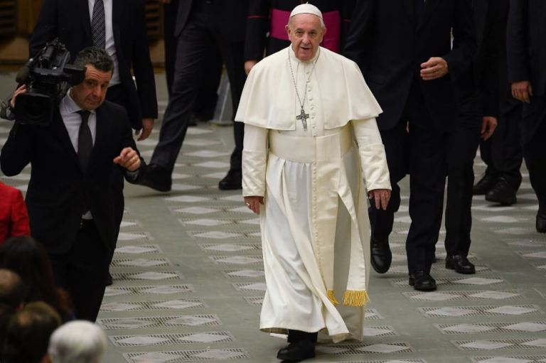 El papa cierra la posibilidad de ordenar como sacerdotes a hombres casados