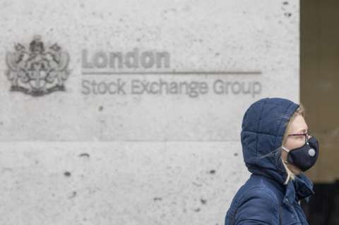 Bolsas europeas se desploman cerca de 3,5 % y el petróleo cae 4 % por coronavirus