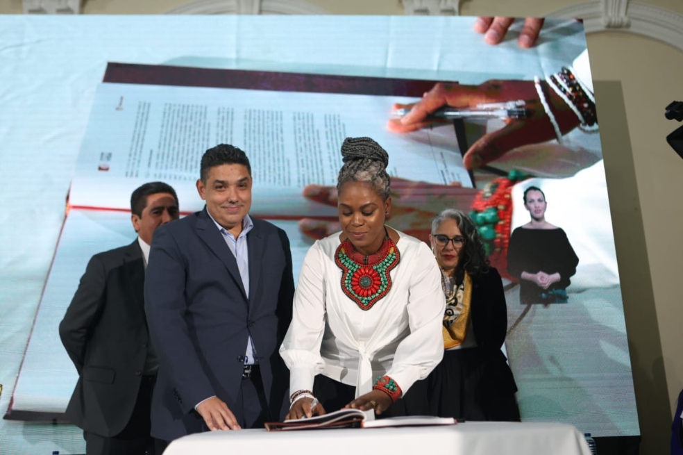 Hoy el Gobierno nacional, en cabeza de la ministra de educación, Aurora Vergara, radicó el proyecto de ley estatutaria en educación.