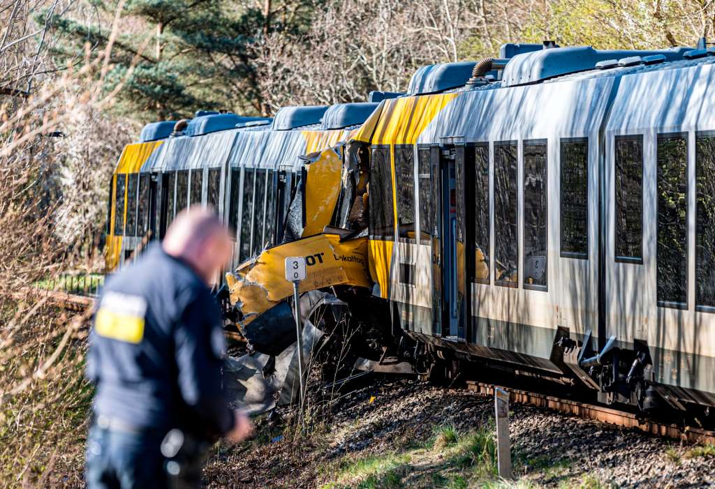 FOTODELDÍA Isteroedvejen (Dinamarca), 23/04/2026.- Los servicios de emergencia inspeccionan el lugar del accidente tras la colisión de dos trenes entre Hilleroed y Kagerup en Isteroedvejen, Dinamarca, este jueves. Según el oficial de servicio de la Policía del Norte de Zelanda, se han reportado heridos. Kagerup se encuentra en la línea Gribskov, entre Hilleroed y Helsinge. EFE/EPA/STEVEN KNAP. PROHIBIDO SU USO EN DINAMARCA.