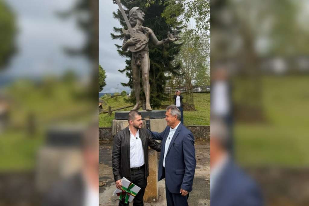 En la foto, el secretario de Cultura de Quindío, Felipe Robledo (izq.), junto a Carlos Lehder.