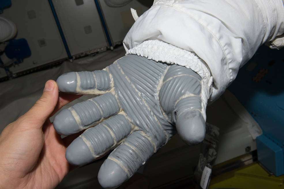 Así se veían los guantes que desarrollaron en la NASA.