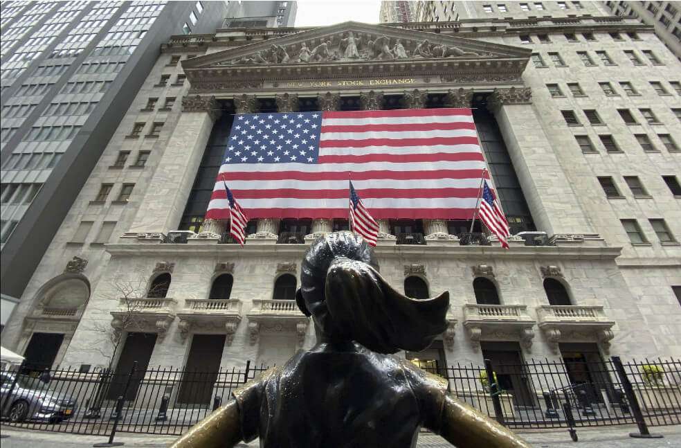 Aun cuando el gobernador de Nueva York pidió izar las banderas a media asta en honor a las víctimas de la COVID-19, la bolsa de Nueva York las mantuvo desplegadas. / Kena Betancur / AFP
