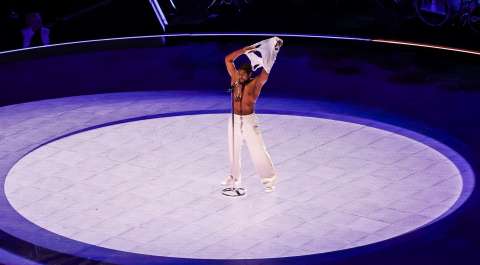 Usher protagoniza el Super Bowl, pero Taylor Swift y Beyoncé le roban el show