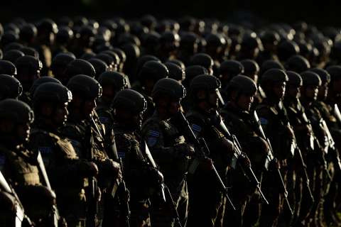 Fuerza pública cercará ciudades de El Salvador para apresar pandilleros: Bukele