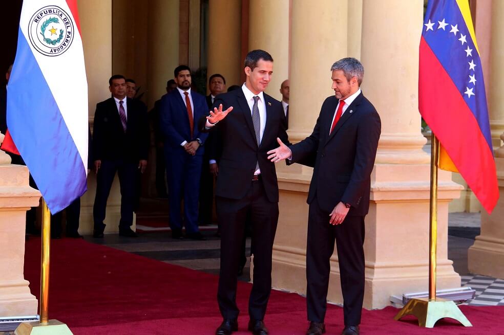 El presidente paraguayo, Mario Abdo Benítez, recibe al líder del Parlamento venezolano, Juan Guaidó, este viernes en el Palacio de Gobierno, en Asunción. / EFE