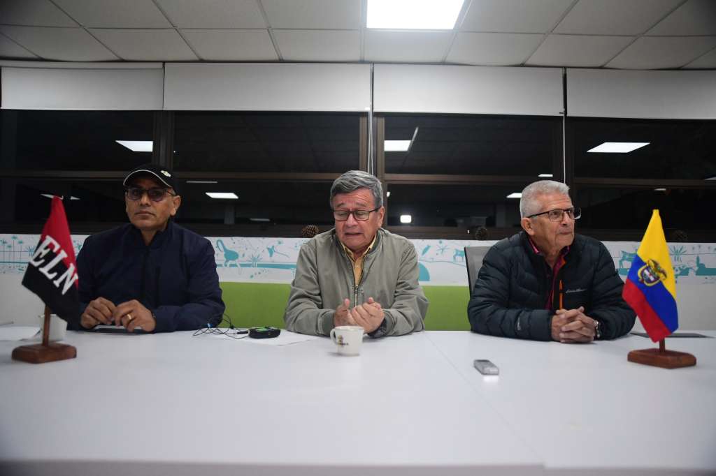 De izquierda a derecha, Aureliano Carbonell, miembro de la delegación de paz del ELN, Pablo Beltrán, jefe de la delegación de paz del ELN y Bernardo Téllez, integrante de la delegación de paz del ELN