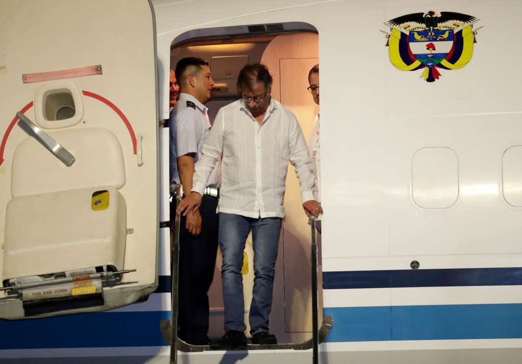 AME5897. SANTO DOMINGO (REPÚBLICA DOMINICANA), 24/03/2023.- El presidente de Colombia, Gustavo Petro, desciende del avión a su llegada para participar en la XXVIII Cumbre Iberoamericana, hoy, en Santo Domingo (R.Dominicana). EFE/ Bienvenido Velasco