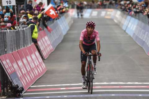 Un espectacular Egan Bernal acaricia el título del Giro de Italia 2021