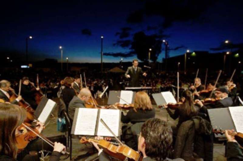 La OFB tocando al aire libre. /El Espectador