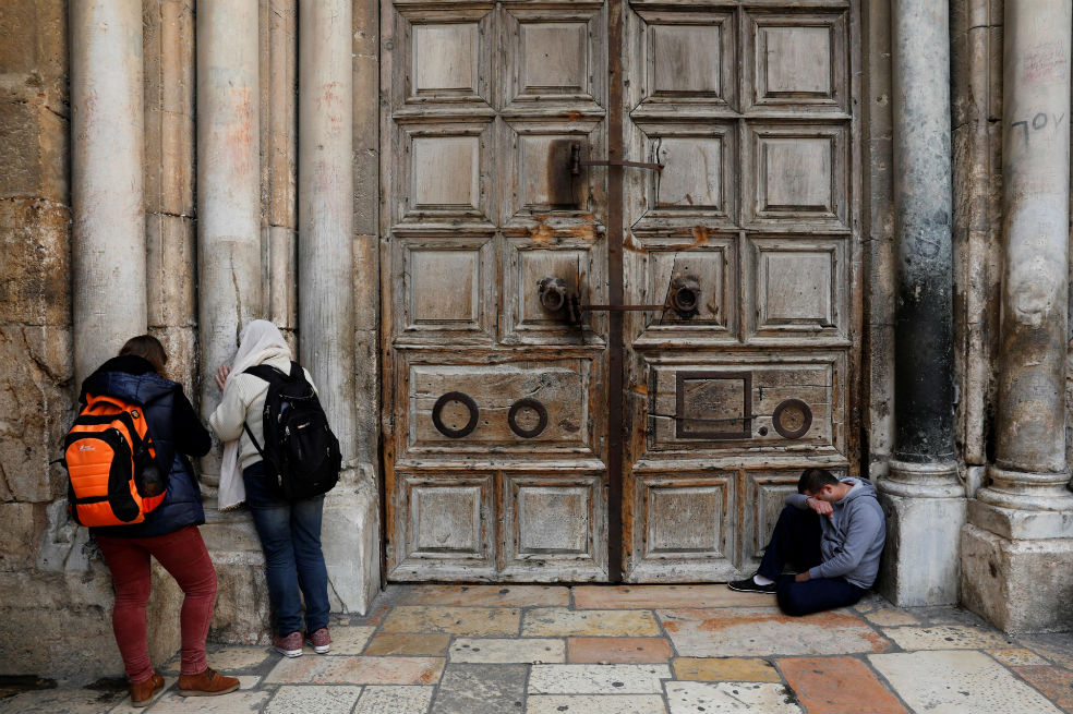Turistas que fueron el lunes al Santo Sepulcro en Jerusalén encontraron las puertas del santuario cerradas. / EFE