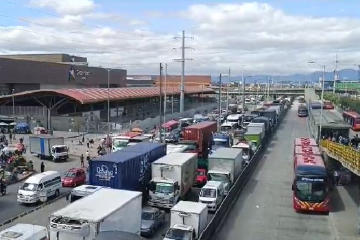 En la Autopista sur, a la altura de la estación San Mateo de Transmilenio, hay monumentales trancones por protestas departamentales por cobros catastrales y desfiles de vehículos a propósito de la celebración del día del al Virgen del Carmen.