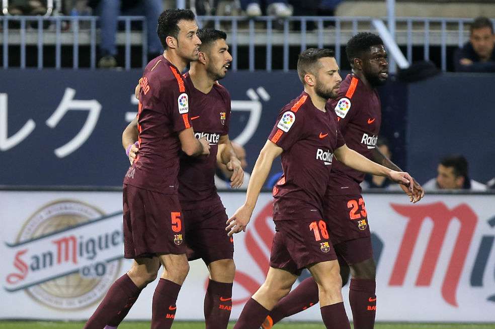 El club blaugrana celebrando tras el tanto del uruguayo Suárez. / AFP