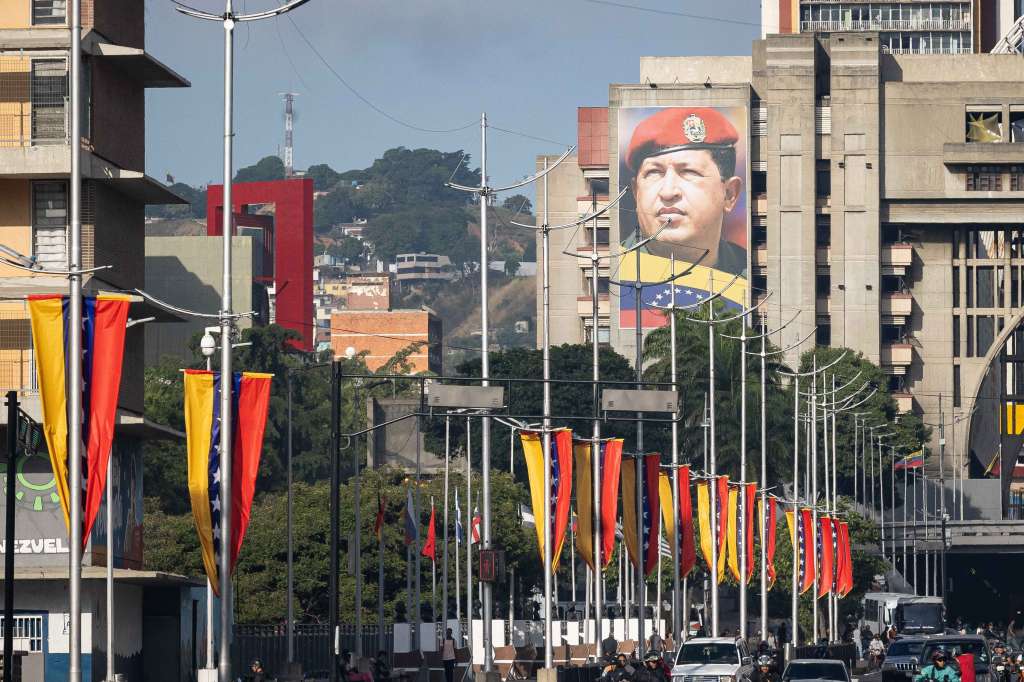 AME9078. CARACAS (VENEZUELA), 07/01/2025.- Fotografía donde se ve una imagen del fallecido expresidente de Venezuela Hugo Chávez este lunes, en Caracas (Venezuela). Protestas masivas, detenciones multitudinarias, críticas de la comunidad internacional, ruptura de relaciones diplomáticas o el exilio del principal candidato opositor, Edmundo González Urrutia, son tan solo una pequeña muestra de lo que ha vivido Venezuela desde las elecciones presidenciales del 28 de julio, que dieron paso a la mayor crisis del último lustro en el país. EFE/ Ronald Peña R.