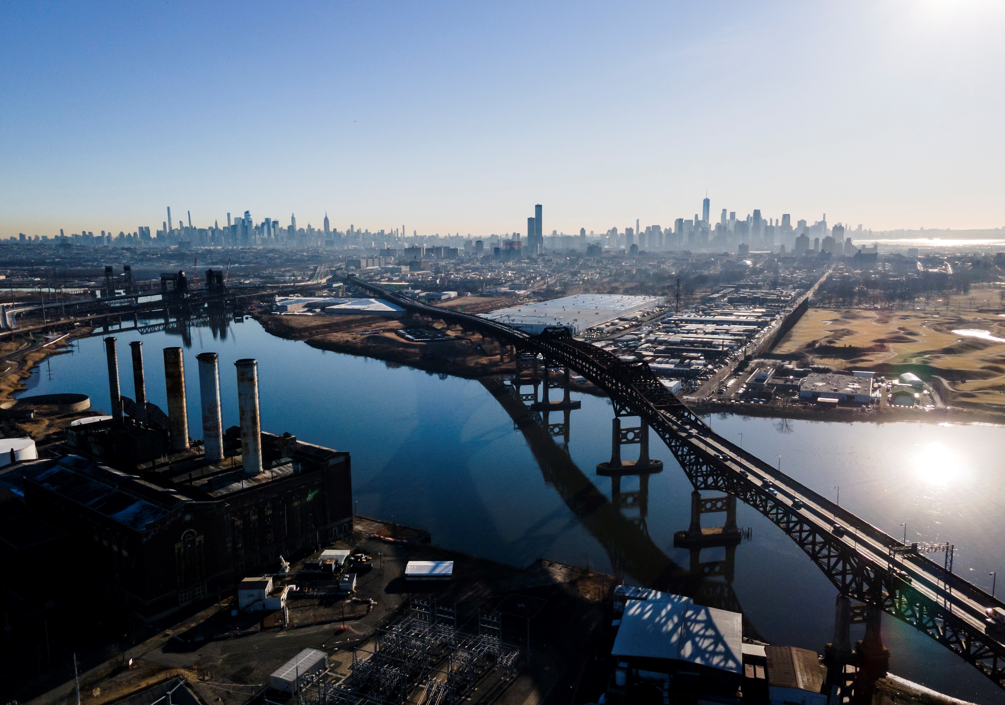 Newark (United States), 11/02/2022.- In an aerial picture taken with a drone, a power station (L) is seen along the Hackensack River with the Pulaski Skyway, a raised highway, and the New York City skyline in the distance in South Kearny, New Jersey, USA, 11 February 2022. Many industries are continuing to face supply chain issues which is one factor contributing to the rising rate of inflation in the US economy. (Estados Unidos, Nueva York) EFE/EPA/JUSTIN LANE