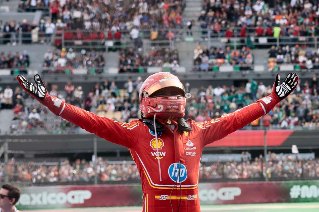 . CIUDAD DE MÉXICO (MÉXICO), 27/10/2024.- El piloto español del equipo Ferrari Carlos Sainz, celebra tras ganar este domingo en el Gran Premio de Fórmula 1 en el autódromo Hermanos Rodriguez de la Ciudad de México (México). EFE/José Méndez