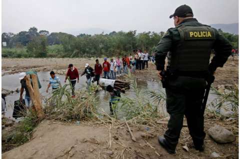 Colombia impide el paso de migrantes por trochas en frontera con Venezuela