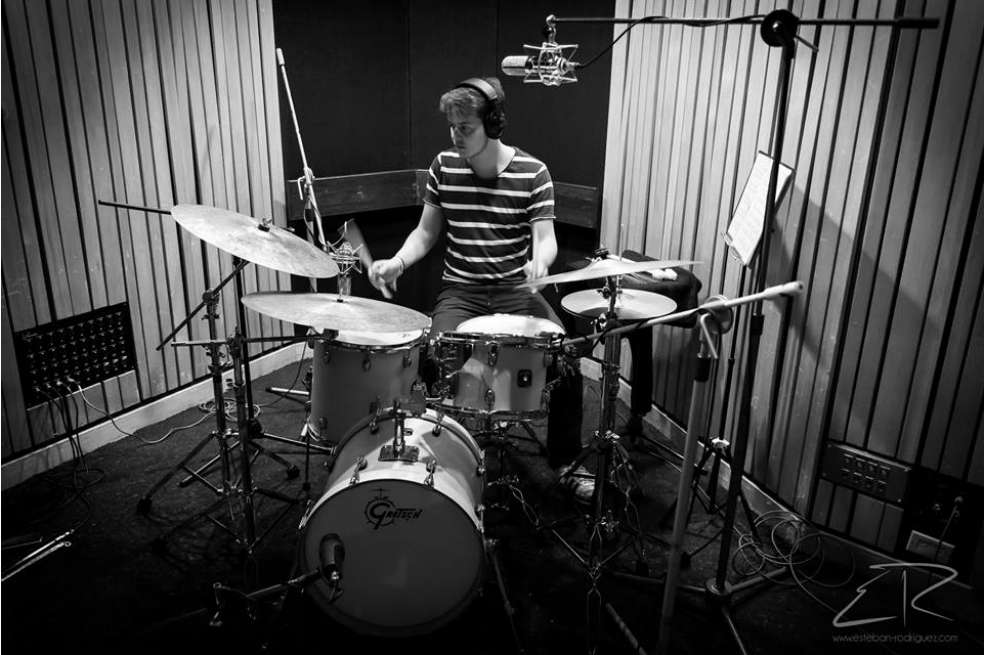 Juan Camilo Sánchez se formó como baterista en el conservatorio del Purchase College, State University of New York. Acaba de lanzar su primer trabajo discográfico, titulado Eccentric/Concentric.