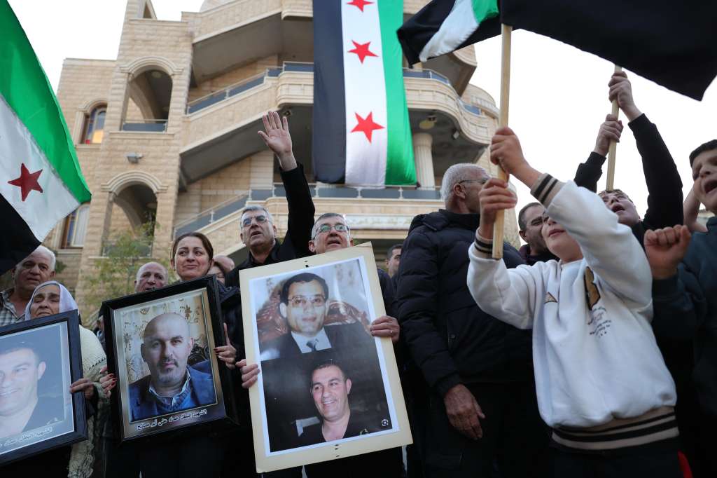 Majdal Shams (Israel), 09/12/2024.- Supporters of the Syrian opposition wave its flag as they celebrate the rebel takeover of Damascus, in the village of Majdal Shams, in the Israeli-annexed Golan Heights, 09 December 2024. Syrian rebels entered Damascus on 08 December 2024 and announced in a televised statement the 'Liberation of the city of Damascus and the overthrow of Bashar al-Assad', as well as the release of all the prisoners. (Siria, Damasco) EFE/EPA/ABIR SULTAN