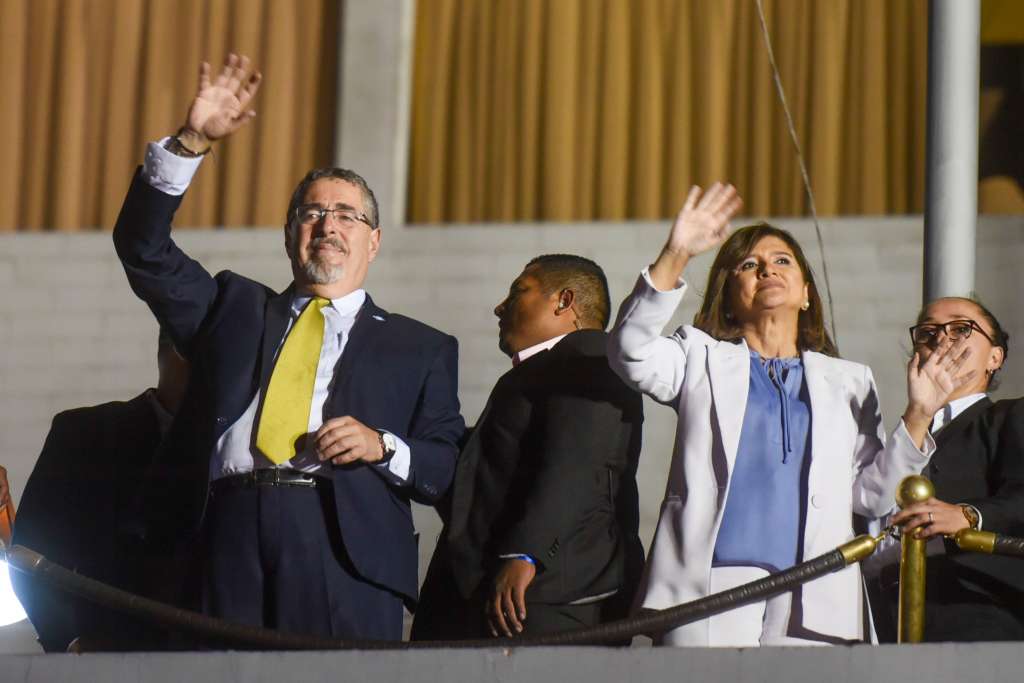 AME3140. CIUDAD DE GUATEMALA, 21/08/2023.- El presidente electo de Guatemala, Bernardo Arévalo (i), junto a la vicepresidenta Karin Herrera en Ciudad de Guatemala (Guatemala). Guatemala decidió este domingo un cambio de rumbo con la elección del académico Bernardo Arévalo de León como su nuevo presidente para el período 2024-2028 y un nuevo rechazo a la candidatura de la ex primera dama Sandra Torres Casanova, el tercero en fila.