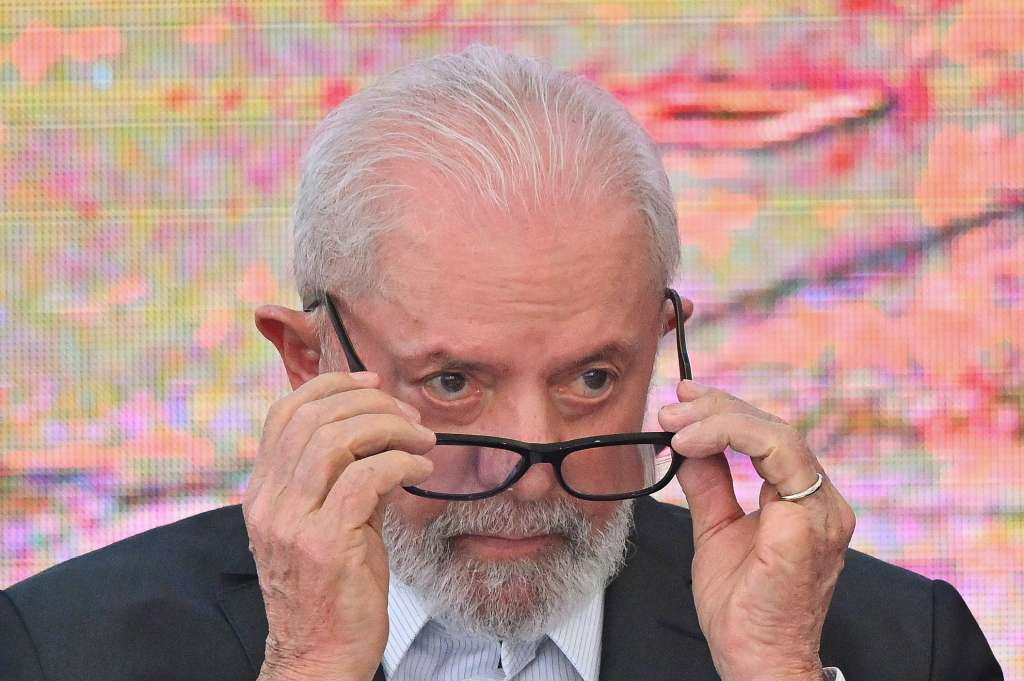 -FOTODELDÍA- AME4915. BRASILIA (BRASIL), 09/05/2024.- El presidente de Brasil, Luiz Inácio Lula da Silva habla en el Palácio del Planalto este jueves en Brasilia (Brasil). El presidente anunció este jueves un paquete de ayudas de 50.000 millones de reales (9.800 millones de dólares) al estado de Rio Grande do Sul, afectado por unas inéditas inundaciones que ya han dejado 108 muertos y una enorme destrucción en la región. EFE/ Andre Borges
