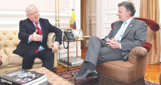 El diplomático irlandés Eamon Gilmore y el presidente Juan Manuel Santos durante su encuentro en la Casa de Nariño. / Presidencia